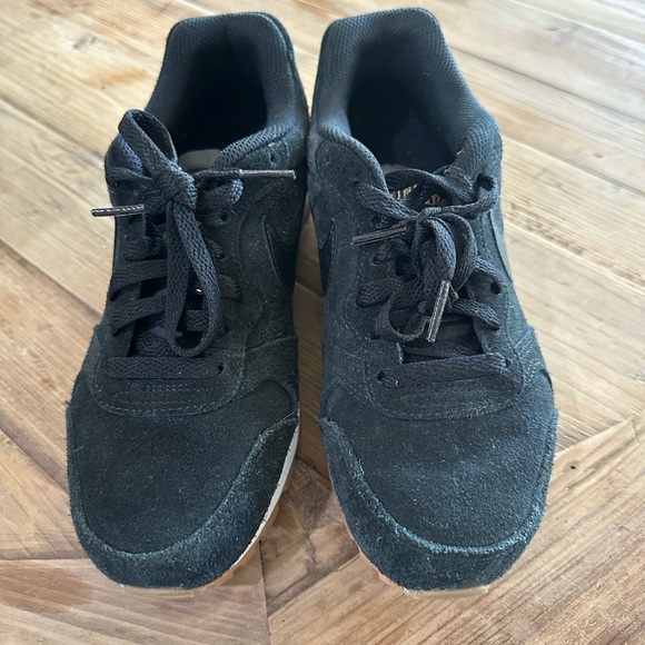 Nike Womens MD Runner 2 SE AQ9121-001 Black Casual Shoes Sneakers Size 6.5 - Picture 3 of 4